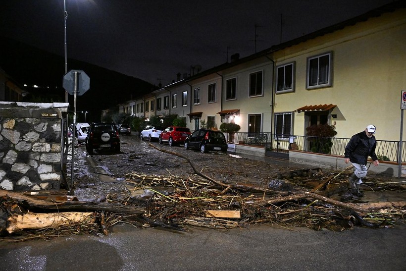 İtalya'da sağanak yağış can aldı! 3 ölü 7 kayıp - Resim: 11