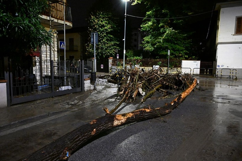 İtalya'da sağanak yağış can aldı! 3 ölü 7 kayıp - Resim: 12