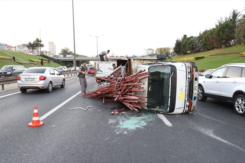 Demir yüklü kamyon devrildi trafik felç oldu - Resim: 1