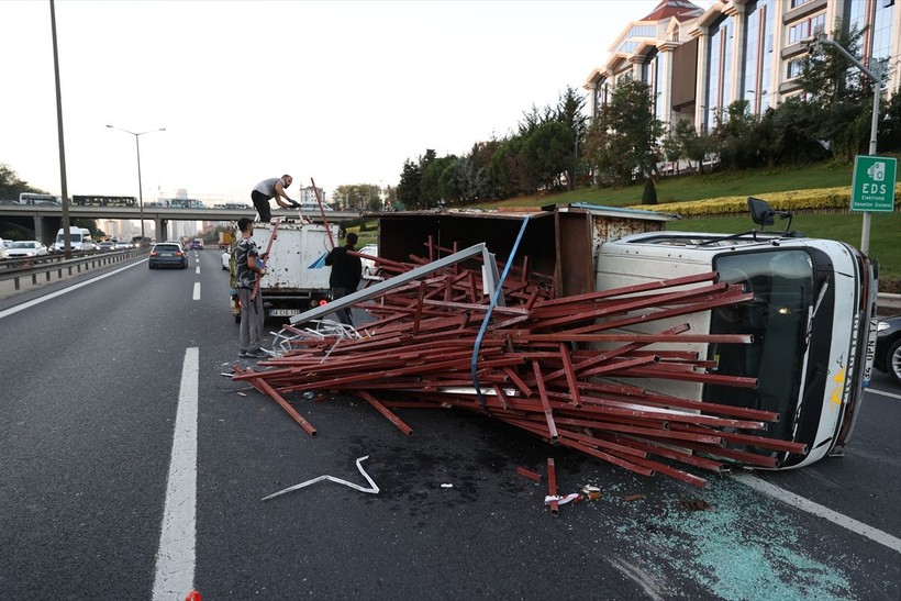 Demir yüklü kamyon devrildi trafik felç oldu - Resim: 2
