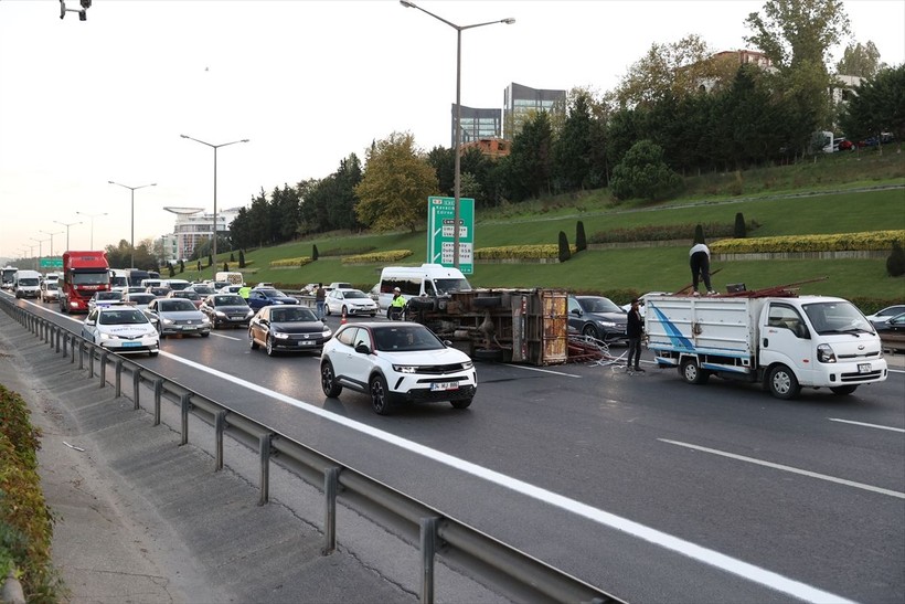 Demir yüklü kamyon devrildi trafik felç oldu - Resim: 4