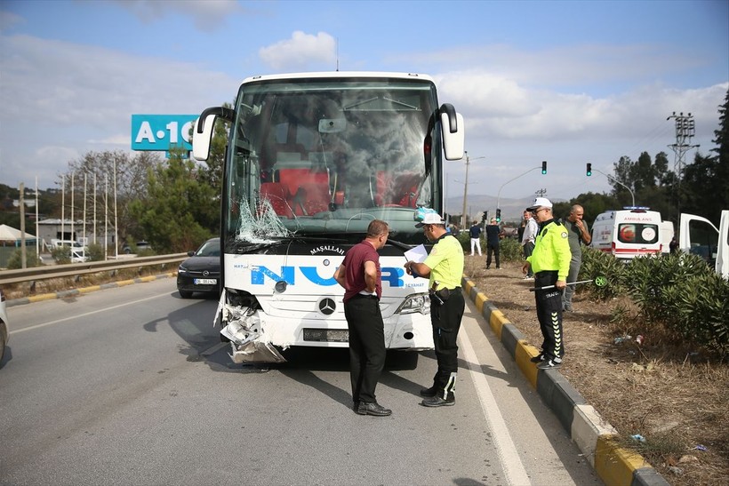 Kavşağı dönmeye çalışan otomobil ve yolcu otobüsü birbirine girdi! Ölü ve yaralılar var - Resim: 4