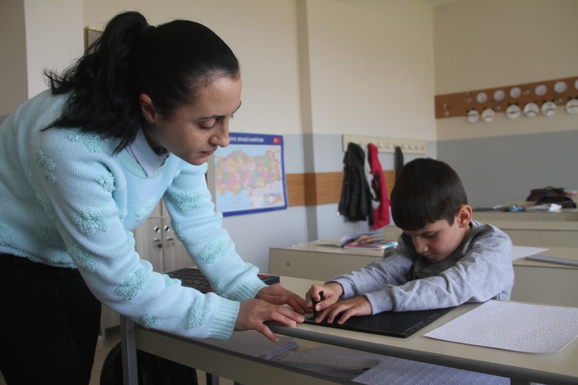 Öğretmeninin fedakarlılığıyla görme engelli öğrenci Kırk Hadis Yarışmasında birinci oldu! - Resim : 2