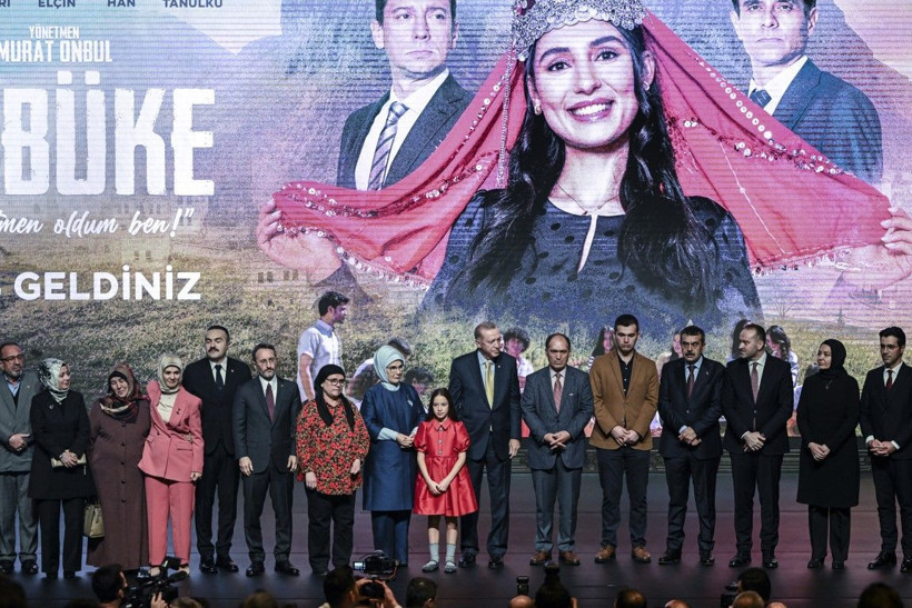 Cumhurbaşkanı Recep Tayyip Erdoğan 'Aybüke' filminin galasına katıldı! Bağlaması Cumhurbaşkanı Erdoğan'a emanet - Resim: 16