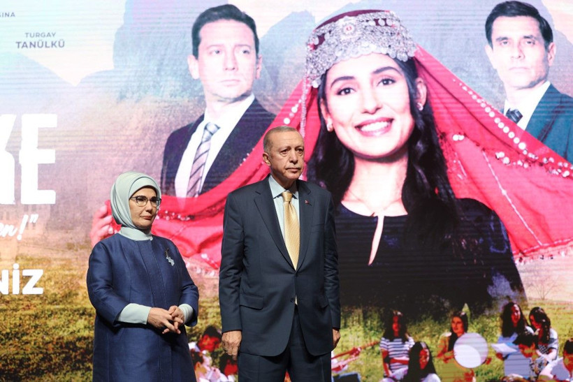 Cumhurbaşkanı Recep Tayyip Erdoğan 'Aybüke' filminin galasına katıldı! Bağlaması Cumhurbaşkanı Erdoğan'a emanet - Resim: 25