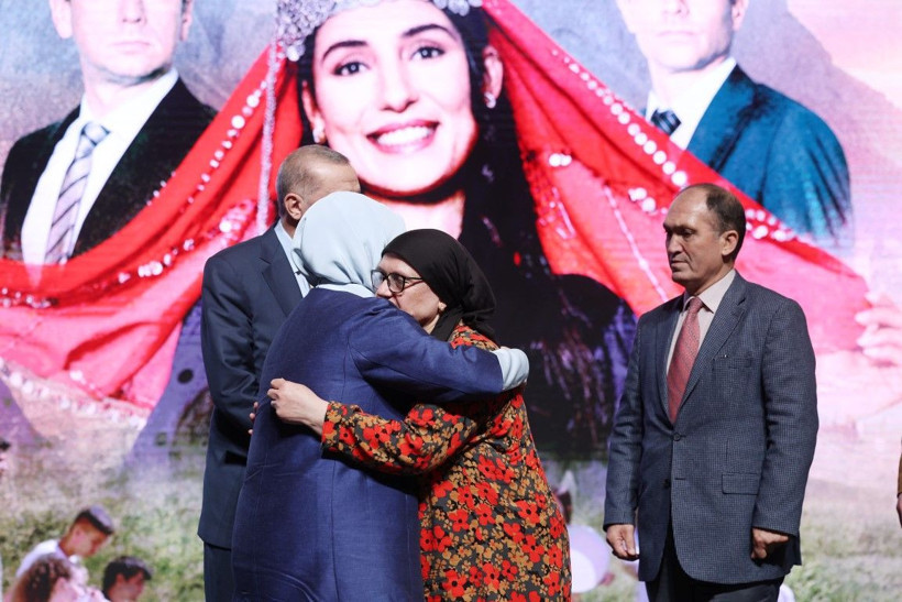 Cumhurbaşkanı Recep Tayyip Erdoğan 'Aybüke' filminin galasına katıldı! Bağlaması Cumhurbaşkanı Erdoğan'a emanet - Resim: 26