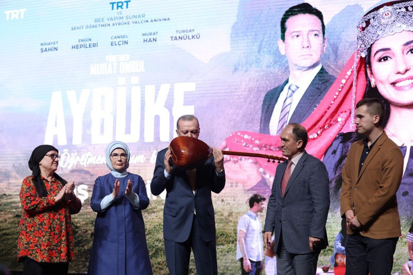 Cumhurbaşkanı Recep Tayyip Erdoğan 'Aybüke' filminin galasına katıldı! Bağlaması Cumhurbaşkanı Erdoğan'a emanet - Resim: 30