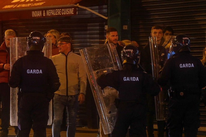 İrlanda'nın başkenti Dublin'de ortalık karıştı! Göçmen karşıtı insanlar sokağa çıktı - Resim: 6