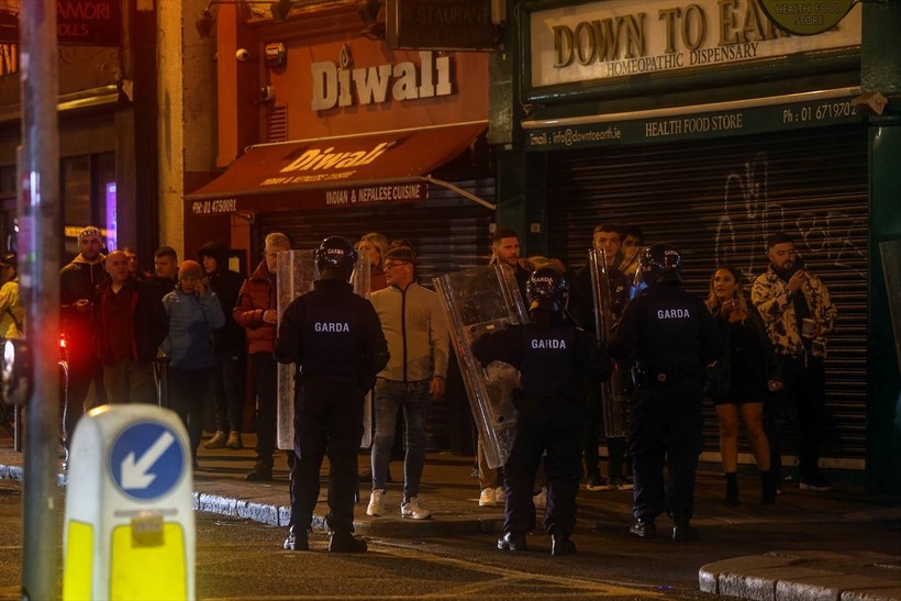 İrlanda'nın başkenti Dublin'de ortalık karıştı! Göçmen karşıtı insanlar sokağa çıktı - Resim: 2
