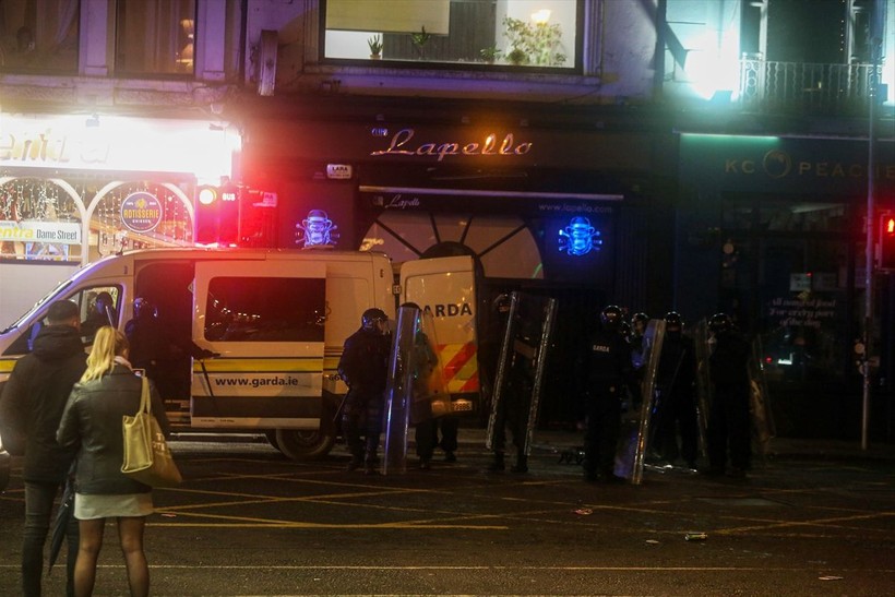 İrlanda'nın başkenti Dublin'de ortalık karıştı! Göçmen karşıtı insanlar sokağa çıktı - Resim: 4