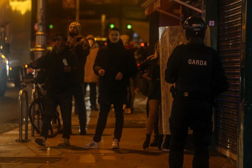 İrlanda'nın başkenti Dublin'de ortalık karıştı! Göçmen karşıtı insanlar sokağa çıktı - Resim: 3