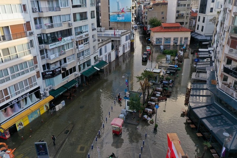 Türkiye sağanağa teslim! İzmir'de deniz karayla birleşti! İstanbul'da binaların çatısı uçtu - Resim: 32