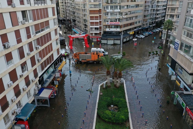 Türkiye sağanağa teslim! İzmir'de deniz karayla birleşti! İstanbul'da binaların çatısı uçtu - Resim: 35