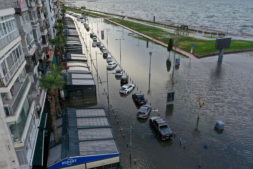 Türkiye sağanağa teslim! İzmir'de deniz karayla birleşti! İstanbul'da binaların çatısı uçtu - Resim: 36