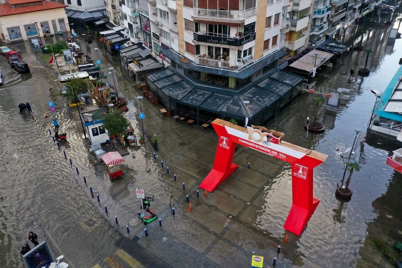 Türkiye sağanağa teslim! İzmir'de deniz karayla birleşti! İstanbul'da binaların çatısı uçtu - Resim: 37