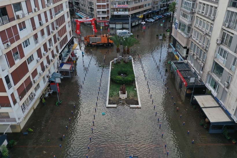 Türkiye sağanağa teslim! İzmir'de deniz karayla birleşti! İstanbul'da binaların çatısı uçtu - Resim: 39