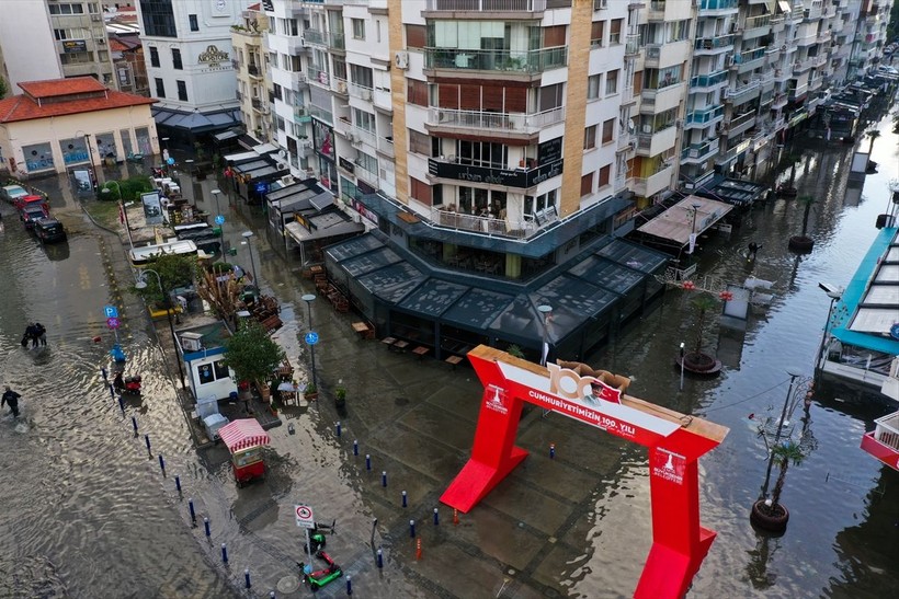 Türkiye sağanağa teslim! İzmir'de deniz karayla birleşti! İstanbul'da binaların çatısı uçtu - Resim: 40