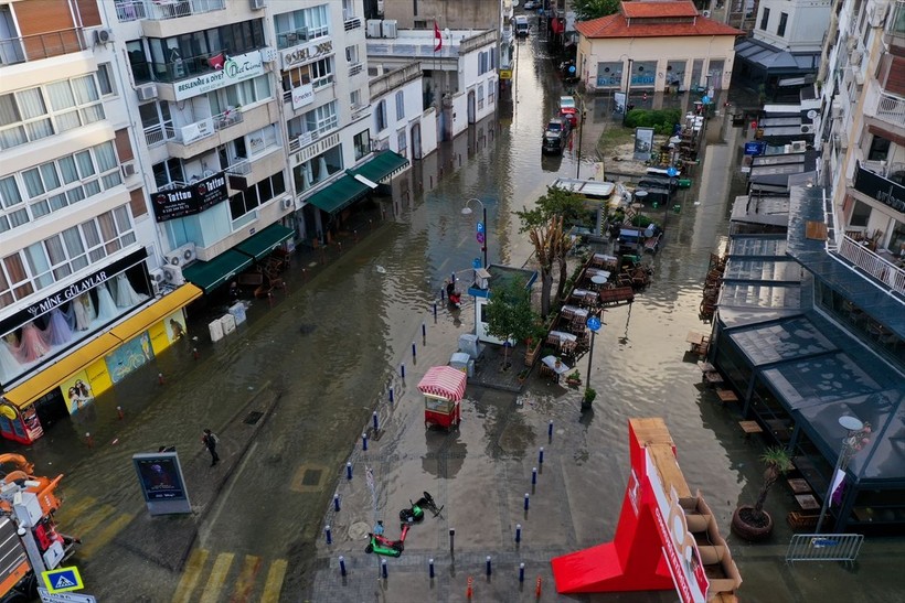 Türkiye sağanağa teslim! İzmir'de deniz karayla birleşti! İstanbul'da binaların çatısı uçtu - Resim: 41