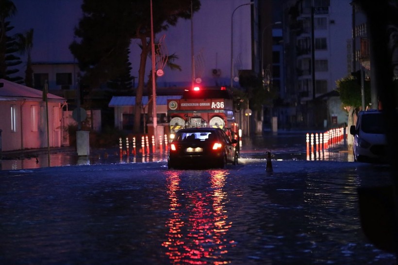 Hatay’da deniz taştı! iş yerleri ve caddeler su altında kaldı - Resim: 23