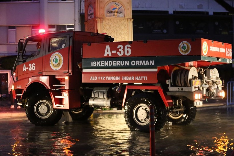 Hatay’da deniz taştı! iş yerleri ve caddeler su altında kaldı - Resim: 11