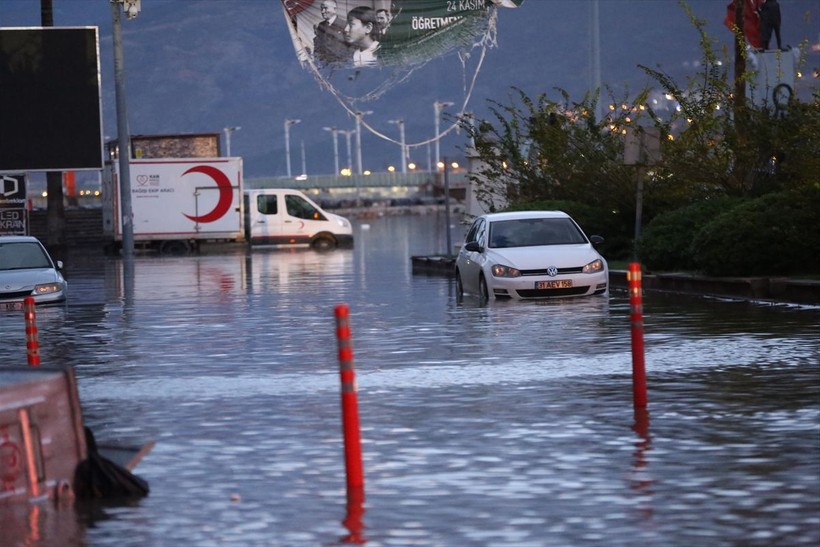 Hatay’da deniz taştı! iş yerleri ve caddeler su altında kaldı - Resim: 4