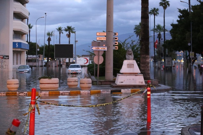 Hatay’da deniz taştı! iş yerleri ve caddeler su altında kaldı - Resim: 3