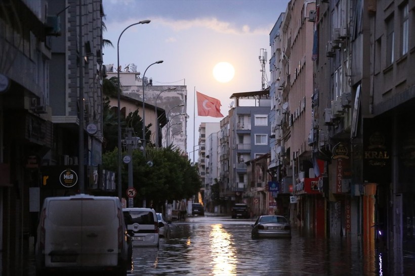 Hatay’da deniz taştı! iş yerleri ve caddeler su altında kaldı - Resim: 24