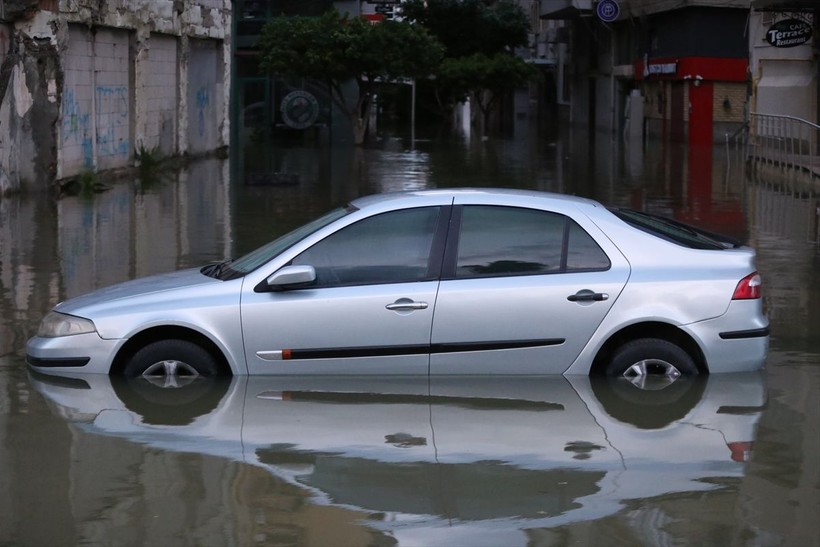 Hatay’da deniz taştı! iş yerleri ve caddeler su altında kaldı - Resim: 25