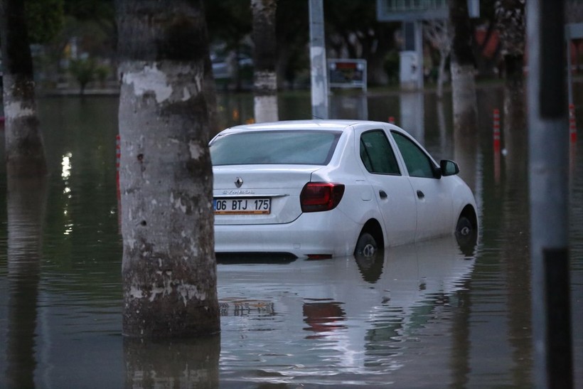 Hatay’da deniz taştı! iş yerleri ve caddeler su altında kaldı - Resim: 2