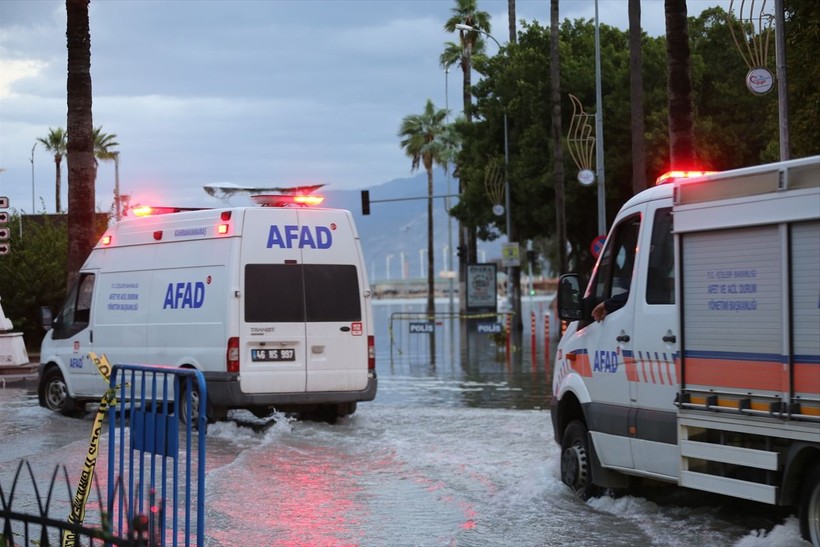 Hatay’da deniz taştı! iş yerleri ve caddeler su altında kaldı - Resim: 26