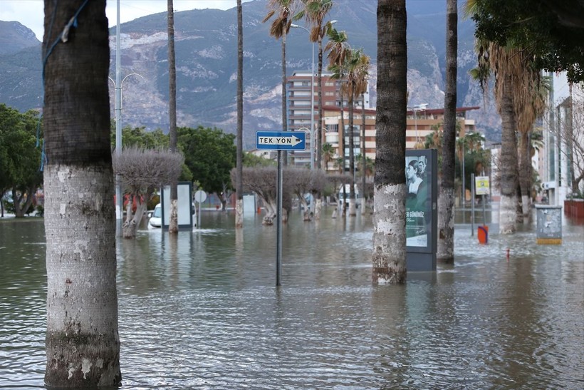 Hatay’da deniz taştı! iş yerleri ve caddeler su altında kaldı - Resim: 27