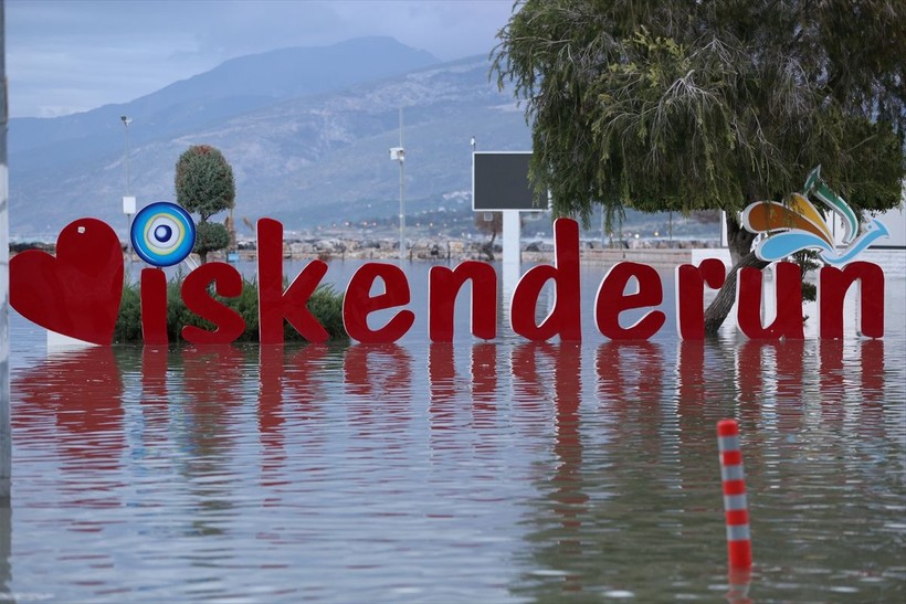 Hatay’da deniz taştı! iş yerleri ve caddeler su altında kaldı - Resim: 5