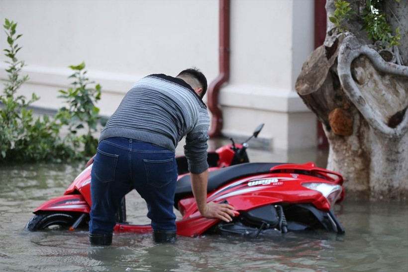 Hatay’da deniz taştı! iş yerleri ve caddeler su altında kaldı - Resim: 28