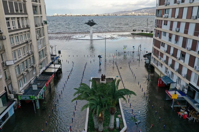 İzmir'de yollar göle dönerken Tunç Soyer Avrupa'ya gitti! Altyapı problemlerinden bırak İzmirli yönetime isyan ederken Soyer: İklim krizi... - Resim: 42