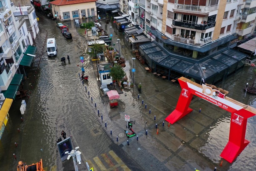 İzmir'de yollar göle dönerken Tunç Soyer Avrupa'ya gitti! Altyapı problemlerinden bırak İzmirli yönetime isyan ederken Soyer: İklim krizi... - Resim: 43