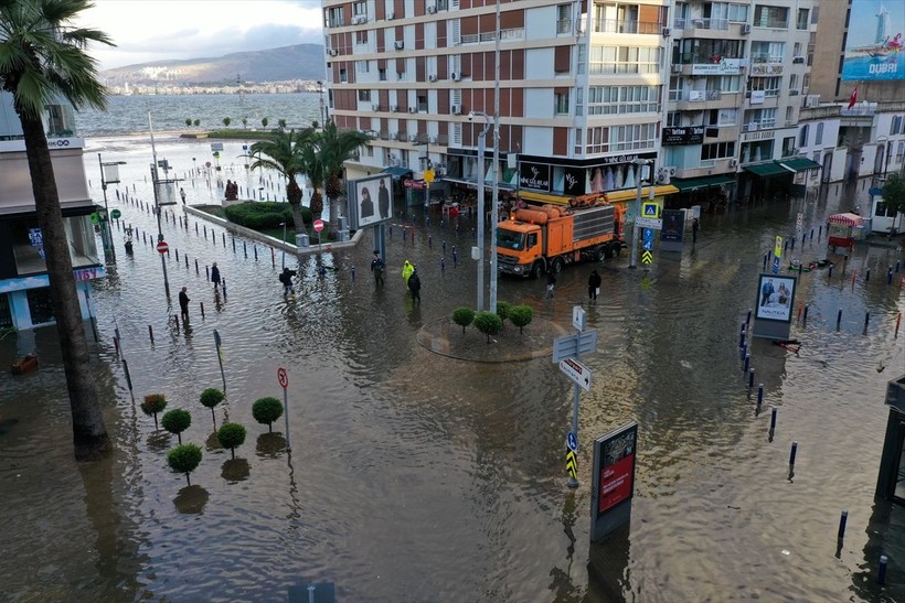 İzmir'de yollar göle dönerken Tunç Soyer Avrupa'ya gitti! Altyapı problemlerinden bırak İzmirli yönetime isyan ederken Soyer: İklim krizi... - Resim: 47