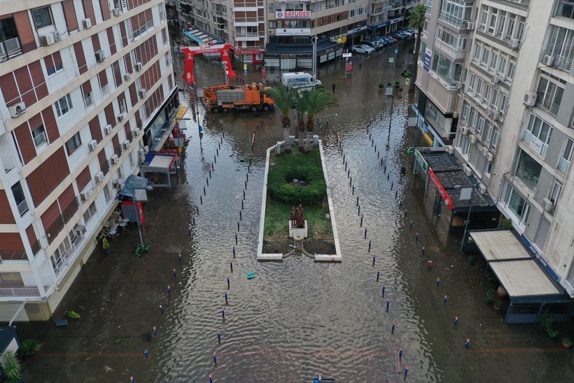 İzmir'de yollar göle dönerken Tunç Soyer Avrupa'ya gitti! Altyapı problemlerinden bırak İzmirli yönetime isyan ederken Soyer: İklim krizi... - Resim: 48