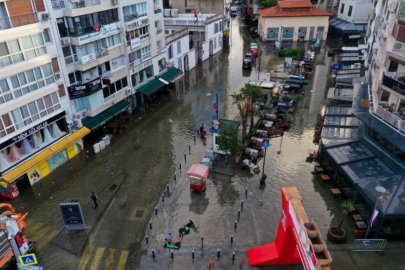 İzmir'de yollar göle dönerken Tunç Soyer Avrupa'ya gitti! Altyapı problemlerinden bırak İzmirli yönetime isyan ederken Soyer: İklim krizi... - Resim: 50