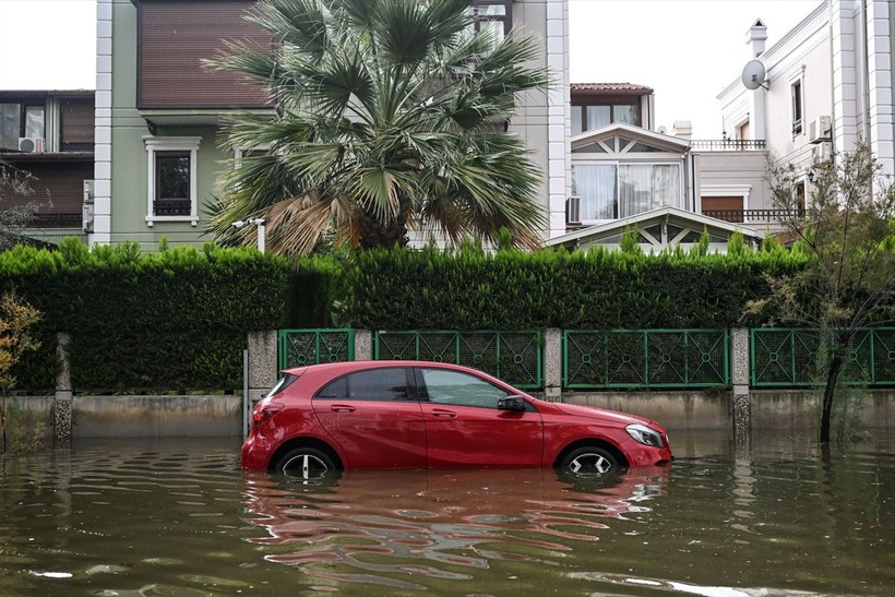 İzmir'de yollar göle dönerken Tunç Soyer Avrupa'ya gitti! Altyapı problemlerinden bırak İzmirli yönetime isyan ederken Soyer: İklim krizi... - Resim: 22