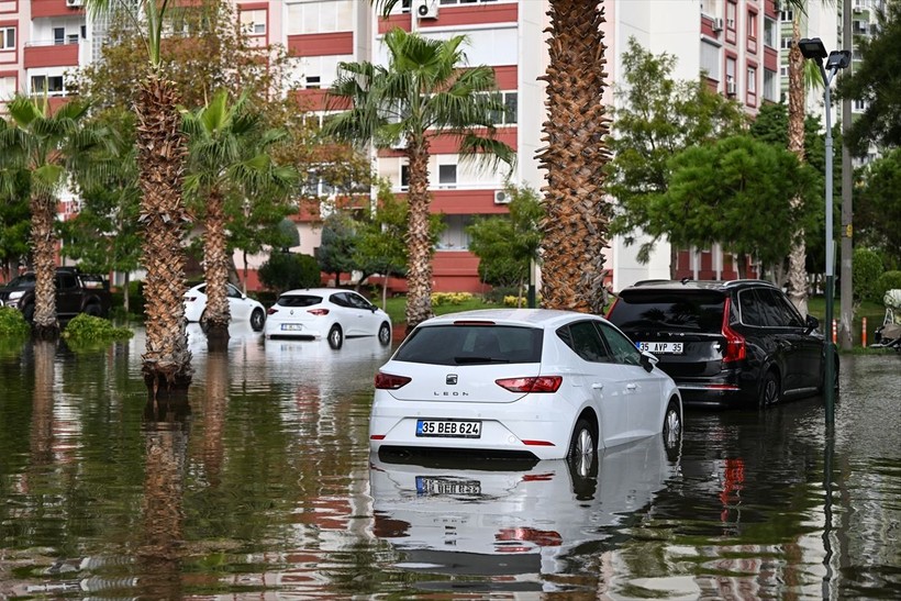 İzmir'de yollar göle dönerken Tunç Soyer Avrupa'ya gitti! Altyapı problemlerinden bırak İzmirli yönetime isyan ederken Soyer: İklim krizi... - Resim: 24