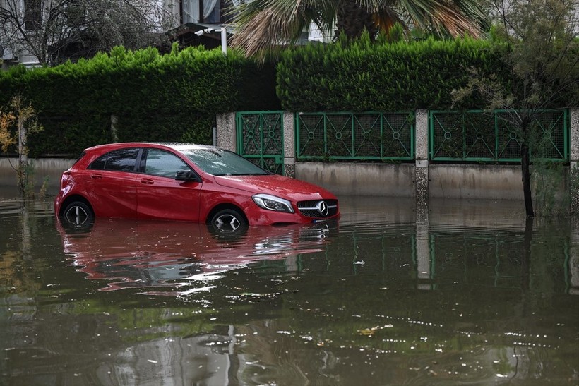 İzmir'de yollar göle dönerken Tunç Soyer Avrupa'ya gitti! Altyapı problemlerinden bırak İzmirli yönetime isyan ederken Soyer: İklim krizi... - Resim: 27