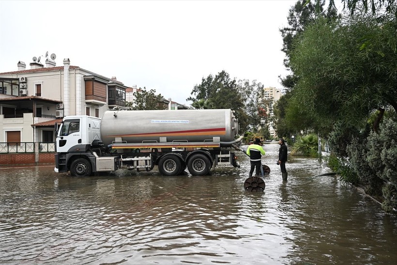 İzmir'de yollar göle dönerken Tunç Soyer Avrupa'ya gitti! Altyapı problemlerinden bırak İzmirli yönetime isyan ederken Soyer: İklim krizi... - Resim: 37