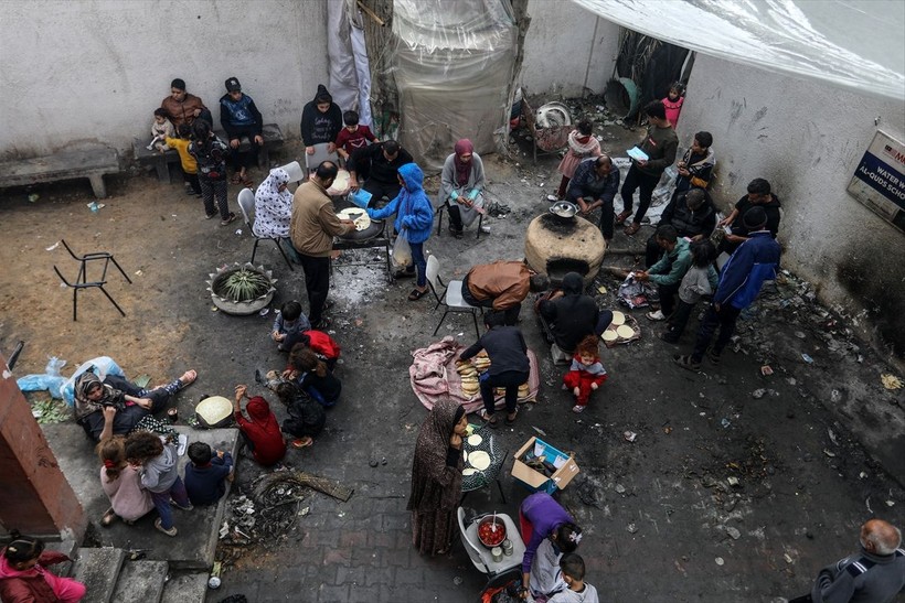 Gazze'deki okullara sığınan Filistinliler yaşam savaşı veriyor - Resim: 4
