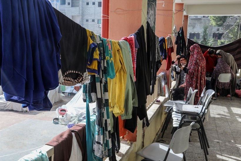 Gazze'deki okullara sığınan Filistinliler yaşam savaşı veriyor - Resim: 10