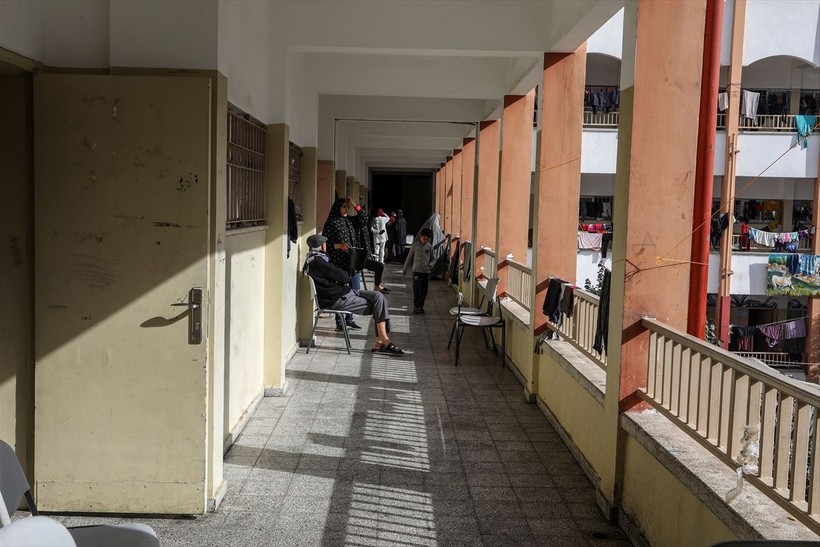 Gazze'deki okullara sığınan Filistinliler yaşam savaşı veriyor - Resim: 11