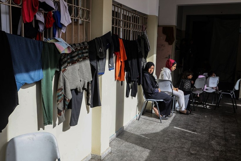 Gazze'deki okullara sığınan Filistinliler yaşam savaşı veriyor - Resim: 12