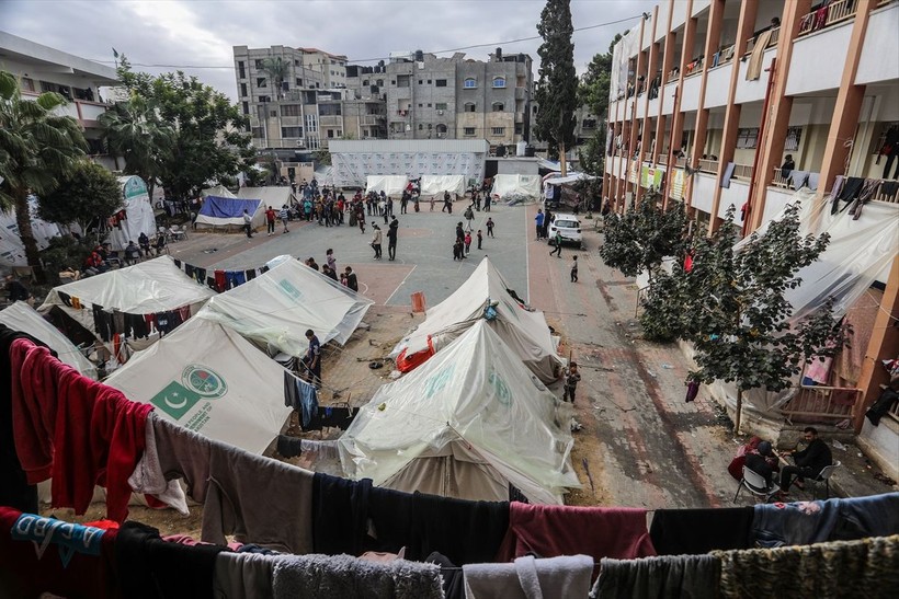 Gazze'deki okullara sığınan Filistinliler yaşam savaşı veriyor - Resim: 14