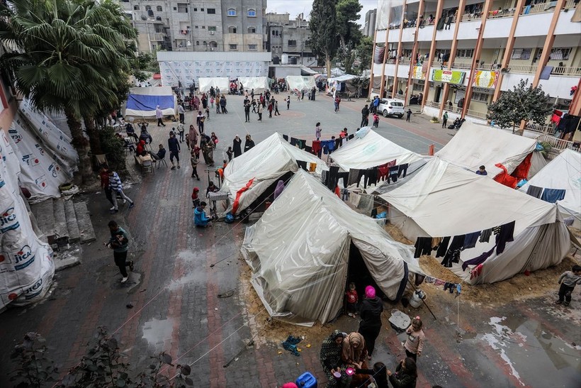 Gazze'deki okullara sığınan Filistinliler yaşam savaşı veriyor - Resim: 15