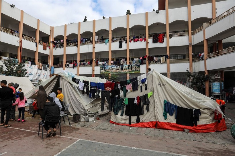 Gazze'deki okullara sığınan Filistinliler yaşam savaşı veriyor - Resim: 16