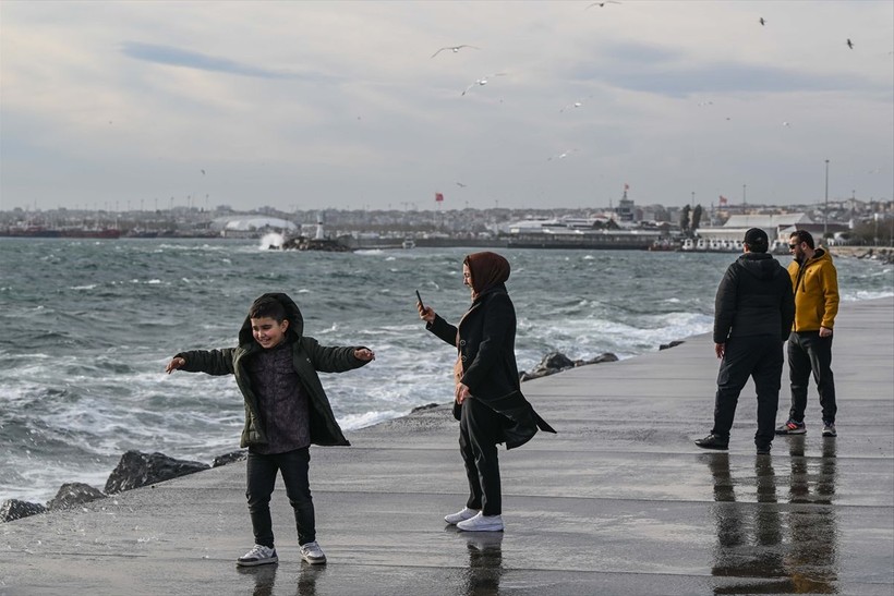 İstanbul'da lodos etkisi! Yüksek dalgalar Sarayburnu sahilini dövdü - Resim: 8